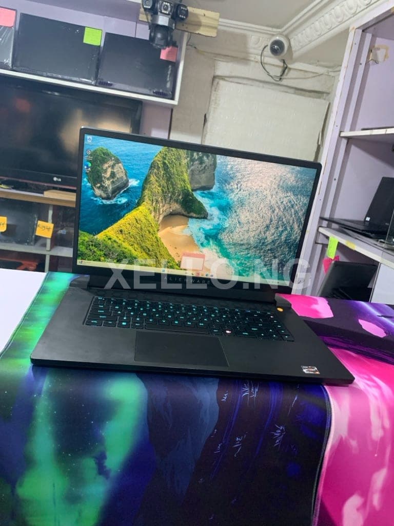 Alienware m17.